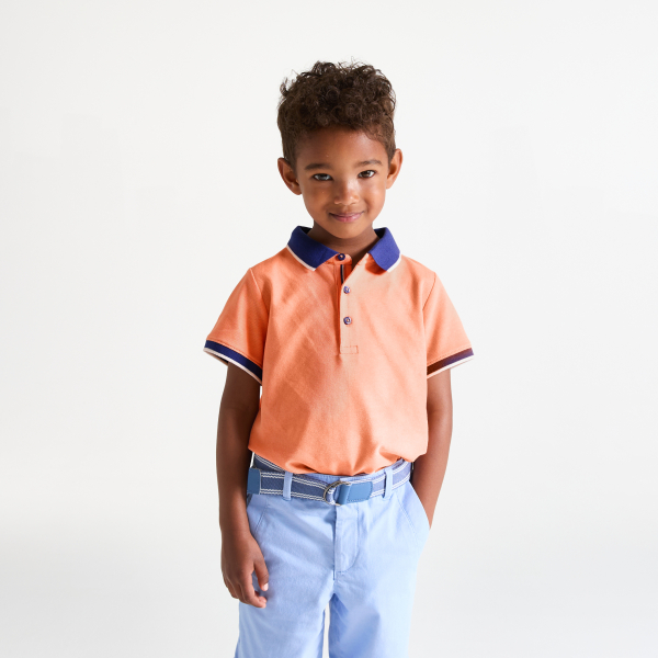 قميص بولو برتقالي اللون بأكمام قصيرة من قماش الجيرسيه المضلع للأولاد